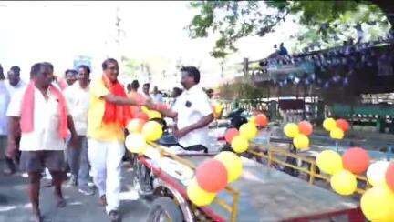 పాలకొల్లు: మేడే సందర్భంగా కార్మికులతో కలిసి రక్షా తొక్కిన మంత్రి నిమ్మల రామానాయుడు