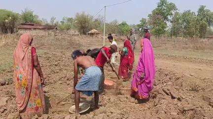 प्रतापपुर: हिंदिया खुर्द के ग्रामीणों ने श्रमदान से बनाया लगभग 2 किलोमीटर की सड़क #jansamasya