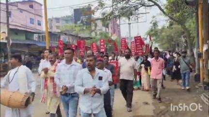 গুৱাহাটী: আন্তৰ্জাতিক শ্ৰমিক দিৱস উপলক্ষে নুনমাটি শোধনাগাৰৰ মূল প্ৰৱেশদ্বাৰৰ সন্মুখৰ পৰা শ্ৰমিকসকলৰ এক বিশাল সমদল বাহিৰ
