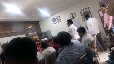 अंजनगाव सुर्जी: महाराष्ट्र दिनी तालुक्यातील वृक्षतोडीवर तोडगा काढण्यासाठी तहसील कार्यालय येथे तहसीलदार यांना निवेदन