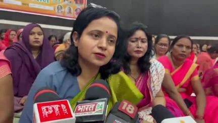 मऊ: पुलिस लाइन पर आंगनबाड़ी कर्मचारी संघ के लोगों ने अपनी मांगों के साथ पहलगाम में हुए शहीदों को दी श्रद्धांजलि