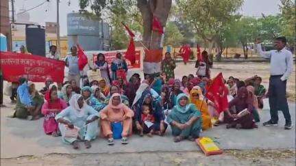 थानेसर: अंतर्राष्ट्रीय मजदूर दिवस पर पिहोवा में मनरेगा मजदूर यूनियन के सदस्यों ने बीडीपीओ कार्यालय के सामने प्रदर्शन किया