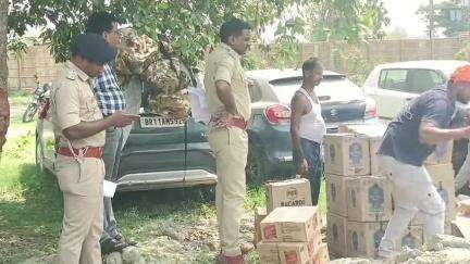 कोढ़ा: रौतारा थाना में 525 लीटर अंग्रेजी और 48 लीटर देसी शराब का विनाश किया गया, जिला पदाधिकारी के निर्देश पर