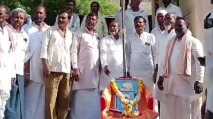 ಶೋರಾಪುರ: ನಗರದ ಕುಂಬಾರಪೇಟ ಎಪಿಎಂಸಿ ಕಾರ್ಮಿಕರ ಕಚೇರಿಯಲ್ಲಿ ವಿಶ್ವ ಕಾರ್ಮಿಕರ ದಿನಾಚರಣೆ ಆಚರಣೆ
