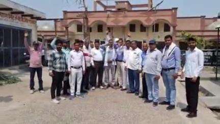 सासनी: तहसील परिसर में पहलगाम में हुए आतंकी हमले के विरोध में अधिवक्ताओं ने एकत्रित होकर लगाए पाकिस्तान मुर्दाबाद के नारे
