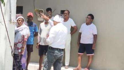 बीना: राजीव गांधी वार्ड स्थित मिशन कंपाउंड का नगर पालिका अधिकारी ने किया निरीक्षण, ठेकेदार को दिए नाली निर्माण के निर्देश