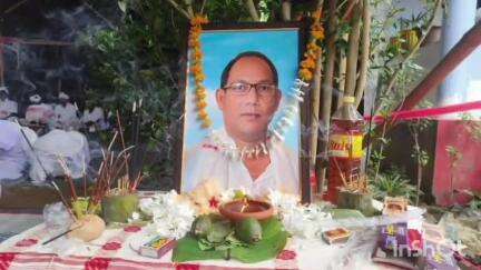 চাবুৱা: জীয়ৰীৰ বিয়াৰ দিনা মৃত্যু হোৱা চাবুৱাৰ মৰিছা গাঁৱৰ তপন দাসৰ গৃহত উপস্থিত হৈ পৰিয়ালক সমবেদনা জনাই বিধায়ক বিনোদ হাজৰিকাই