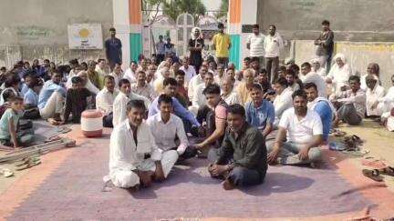 राजगढ़: लंबोर बड़ी में विद्यालय मर्ज के विरोध में ग्रामीणों ने स्कूल को जड़ा ताला, नारेबाजी कर किया विरोध प्रदर्शन#jansamasya