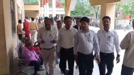 तमकुही राज: तमकुहीराज के अधिवक्ताओं ने भोजपुरी गायिका नेहा सिंह राठौर की गिरफ्तारी की मांग को लेकर एसडीएम को सौंपा पत्रक