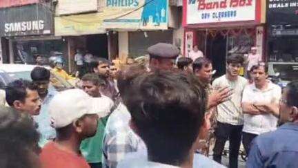 मुशहरी: मारपीट के आरोप के बाद दुकानदारों ने तिलक मैदान रोड जाम किया, आवागमन बाधित