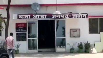 कालपी: ग्राम इटौरा में तेज रफ्तार ट्रक की टक्कर से क्षतिग्रस्त स्कॉर्पिओ के मामले में पुलिस ने अज्ञात चालक पर दर्ज किया मामला