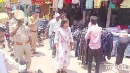 मड़ावरा: मडावरा कस्बे में स्वयं अतिक्रमण हटाने के लिए एसडीएम ने दुकानों पर जाकर दुकानदारों को दी चेतावनी