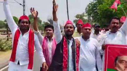 हाथरस: समाजवादी पार्टी के राज्यसभा सांसद के काफिले पर हुए हमले को लेकर सपा कार्यकर्ताओं ने DM कार्यालय पर किया धरना प्रदर्शन
