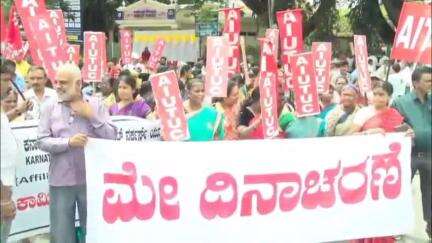 ಮೈಸೂರು: ನಗರದ ಗಾಂಧಿ ಚೌಕದಲ್ಲಿ ವಿಶ್ವ ಕಾರ್ಮಿಕರ ದಿನಾಚರಣೆಯ ಅಂಗವಾಗಿ ಕರ್ನಾಟಕ ಇಂಡಿಪೆಂಡೆಂಟ್ ಗಾರ್ಮೆಂಟ್ ವರ್ಕರ್ಸ್ ಯೂನಿಯನ್ ವತಿಯಿಂದ ಜಾಥ