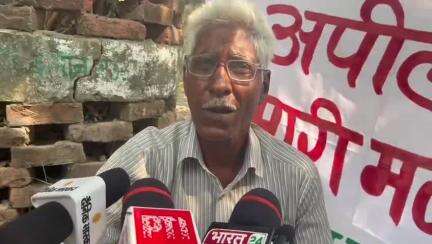मऊ: सहरोज निवासी ने नौकरी से हटाए जाने के बाद मदद की गुहार के लिए जिला कलेक्ट्रेट में किया धरना