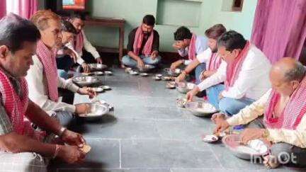 बेरला: श्रमिक दिवस के अवसर पर बहेरा में जनपद पंचायत उपाध्यक्ष के निवास पर पूर्व MLA ने किसानों के साथ खाया बोरे बासी अधिकारी