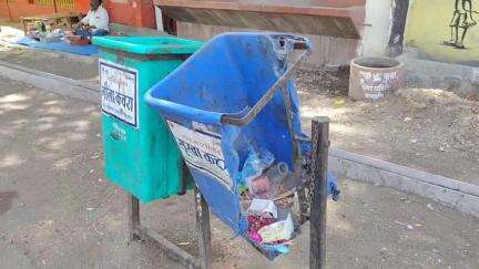 मंदसौर: शहर भर में लगे प्लास्टिक के डस्टबिन टूटे, सड़कों पर फैल रहा कचरा  #jansamasya