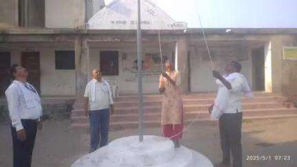 दारव्हा: महातोली येथे विद्यार्थिनीच्या हस्ते महाराष्ट्र दिनाला ध्वजारोहण, विद्यार्थ्यांच्या नेतृत्व गुणाला वाव देण्याचा प्रयत्न
