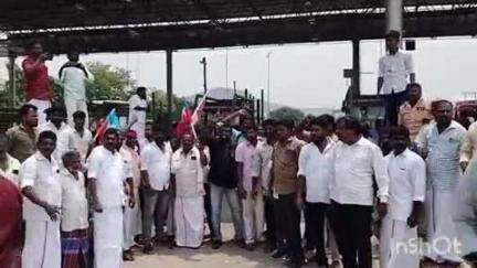திருமங்கலம்: மதுரை கலெக்டரை மாற்றக் கோரி தேசிய நெடுஞ்சாலையில் விசிக சார்பில் சாலை மறியல் போராட்டம்