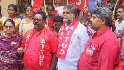 తణుకు: ఏఐటీయూసీ, సీపీఐ ఆధ్వర్యంలో మేడే వేడుకలు, తణుకు పట్టణంలో కార్మిక ప్రదర్శన