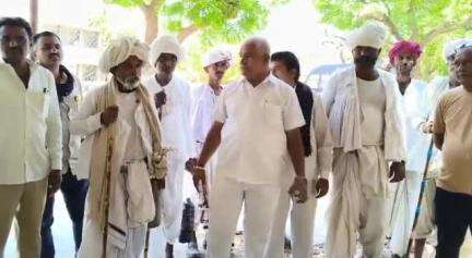 વઢવાણ: જિલ્લા કલેકટર કચેરી ખાતે ડફેરોએ પશુઓને કતલ કરી ધમકી આપતા પશુપાલકો કલેકટર કચેરીએ રજૂઆત કરવા પહોંચ્યા
#Jansamasya