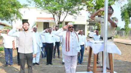 अहेरी: अहेरी येथील अप्पर जिल्हाधिकारी कार्यालयात आमदार धर्मराव बाबा आत्राम यांच्या शुभहस्ते तिरंगा ध्वजाचे ध्वजारोहण