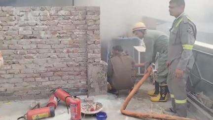 आगरा:बिंदिया साड़ी शोरूम में लगी भीषण आग,आग लगने से बाजार में मची अफरा-तफरी,शॉर्ट सर्किट से आग लगने की आशंका।
#fire