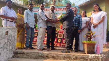साकोली: पिटेझरी येथे चल भावा सिटी 
शोमध्ये गाजलेला पंकज मडावींचा शाळा व्यवस्थापन समिती व ग्रामपंचायत व शाळेने केला सत्कार