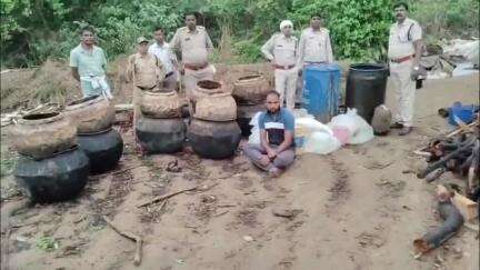 बसना: सरायपाली, बसना और पिथौरा में आबकारी विभाग की संयुक्त कार्रवाई, आमादरहा नाले के पास छापेमारी कर महुआ शराब की जब्त