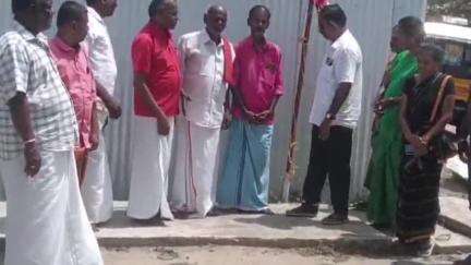 இராமேஸ்வரம்: பேருந்து நிலையம் அருகே மே தினத்தை முன்னிட்டு கம்யூனிஸ்ட் கட்சி சார்பில் கொடியேற்றம்