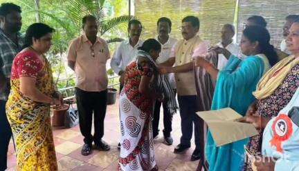 గుంటూరు: మే డే సందర్భంగా దాతల సహకారంతో అందించిన టవల్స్ ను కార్మికులకు అందజేసిన నగర కమిషనర్ పులి శ్రీనివాసులు
