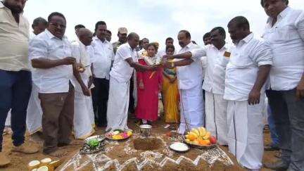 திருப்பத்தூர்: கொஞ்சிப்பட்டி மருதன் கண்மாய் தூர்வார்தல், கரைபலப்படுத்துதல் பணியினை கொடி அசைத்து  துவங்கி வைத்த அமைச்சர், ஆட்சியர்
