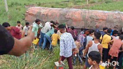 सुगौली: सुगौली टोल प्लाजा के समीप सोयाबीन तेल लदा टैंकर पलटा, तेल की मची लूट