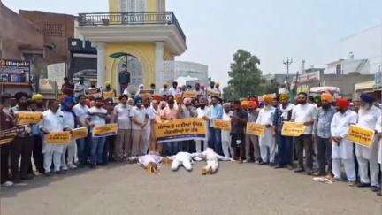 ਪੱਟੀ: BBMB ਰਾਹੀਂ ਹਰਿਆਣਾ ਨੂੰ ਪਾਣੀ ਦਿੱਤੇ ਜਾਣ‌ ਦੇ ਵਿਰੋਧ ਵਿੱਚ ਆਪ ਵਰਕਰਾਂ ਨੇ ਕਲੋਕ ਟਾਵਰ ਪੱਟੀ ਵਿਖੇ ਕੇਂਦਰ ਸਰਕਾਰ ਦਾ ਪੁਤਲਾ ਫੂਕਿਆ