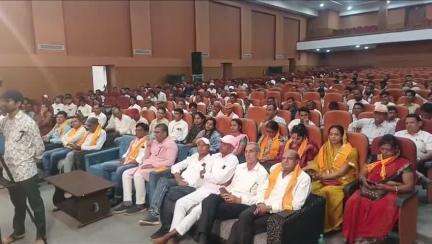 डूंगरपुर: टीएडी मंत्री बाबूलाल खराड़ी ने विजयाराजे सिंधिया ऑडिटोरियम में 'एक पेड़ मां के नाम' कार्यशाला में लिया भाग