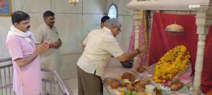 खंडवा नगर: पूर्व न्यायाधीश रोहित आर्य ने श्री दादाजी धाम में नवाया शीश, एक राष्ट्र एक चुनाव संगोष्ठी में शामिल होने आए हैं खंडवा