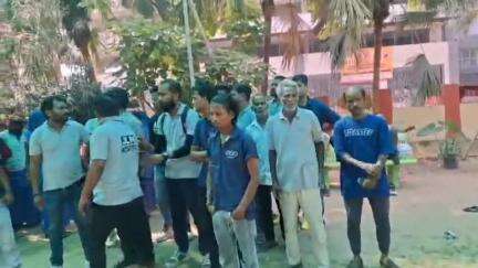 अजमेर: जेएलएन अस्पताल के सफाई कर्मचारियों ने अपनी विभिन्न मांगों को लेकर नाराजगी जताते हुए किया प्रदर्शन