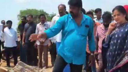 కొవ్వూరు: రోడ్డు ప్రమాదంలో మరణించిన వెంకటరమణయ్య మృతదేహానికి నివాళులర్పించిన MLA ప్రశాంతి, కుటుంబానికి రూ.లక్ష ఆర్థిక సాయం అందచేత