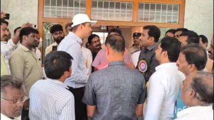 సిపిఎస్ రద్దు పై చిత్తూరు  జిల్లా కలెక్టర్కు వినతిపత్రం అందజేసిన సిపిఎస్ ఉద్యోగులు సంఘం అధ్యక్షుడు