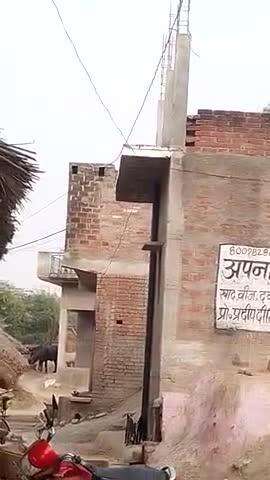 थाना फतेहपुर 84 के  ग्राम पंचायत लावणी के घर उसके ऊपर से तार निकलते हुए कर्मचारी अ लापरवाही करते हुए दिखाइए