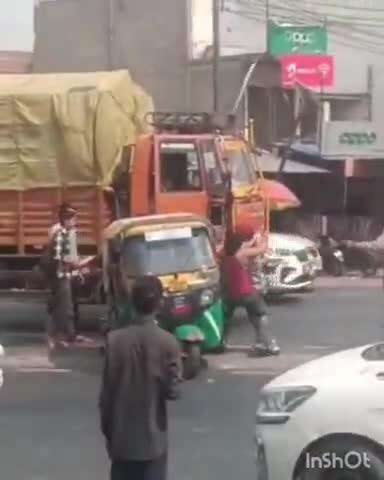 एत्मादपुर: बरन चौराहे पर होमगार्ड्स की मौजूदगी में दो युवकों के बीच हुई मारपीट, वीडियो हुआ वायरल