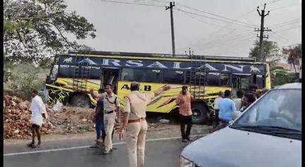 పుంగనూరు: ప్రైవేట్ బస్సు ఢీకొని.  సాఫ్ట్వేర్ ఇంజనీర్ అక్కడికెక్కడ మృతి.