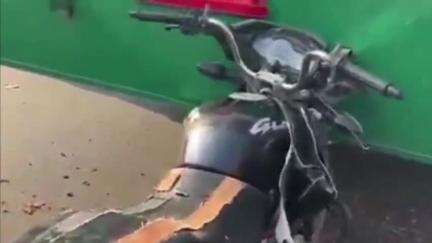 కొవ్వూరు: కొడవలూరులో ఆర్టీసీ బస్సును ఢీకొట్టిన బైక్