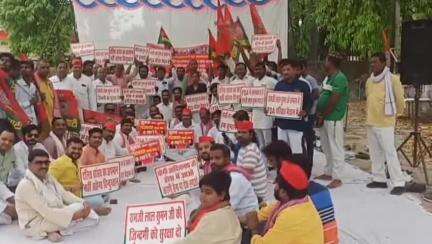 बहराइच: धरनास्थल पहुंचे सपाइयों ने राज्यसभा सांसद पर हुए हमले के विरोध में किया प्रदर्शन, जमकर की नारेबाज़ी