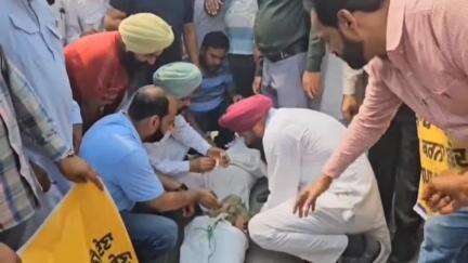 ਸੰਗਰੂਰ: ਪਾਣੀ ਦੇ ਮੁੱਦੇ ਨੂੰ ਲੈ ਕੇ ਸੰਗਰੂਰ ਭਾਜਪਾ ਦੇ ਮੁੱਖ ਦਫਤਰ ਦੇ ਬਾਹਰ ਆਮ ਆਦਮੀ ਪਾਰਟੀ ਦੇ ਵਰਕਰਾਂ ਨੇ ਜਲਾਇਆ ਮੋਦੀ ਦਾ ਪੁਤਲਾ