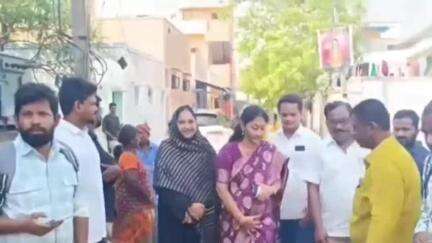 కొవ్వూరు: బుచ్చి పట్టణంలో పెన్షన్ పంపిణీ చేసిన మున్సిపల్ చైర్ పర్సన్ మోర్ల సుప్రజ