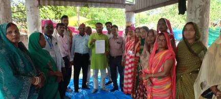 मऊ: कलेक्ट्रेट में मनरेगा मजदूर संघ के लोगों ने 1 मई को मजदूर दिवस पर अवकाश को लेकर सौंपा ज्ञापन
