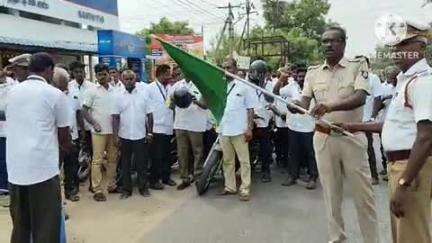 குளித்தலை: பெரிய பாலத்தில் இருசக்கர வாகன பழுது நீக்குவோர் உரிமையாளர்கள் சங்கம் சார்பில் தலைக்கவசம் அணிவது குறித்து விழிப்புணர்வு பேரணி