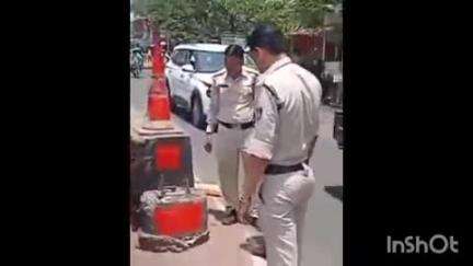 इटारसी: इटारसी में दुर्घटनाओं से बचाव के लिए पुलिस ने डिवाइडरों पर रेडियम लगाए, टीआई रहे मौजूद