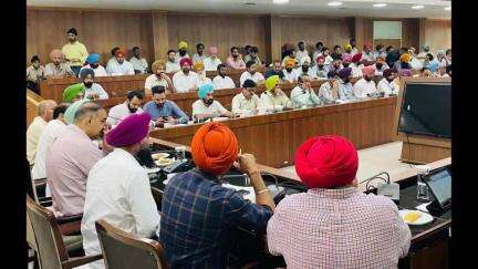 ਸੰਗਰੂਰ: ਚੇਅਰਮੈਨ ਢਿੱਲੋਂ ਅਤੇ ਡਿਪਟੀ ਕਮਿਸ਼ਨਰ ਵੱਲੋਂ ਕਿਸਾਨਾਂ ਨੂੰ ਹਰ ਸੰਭਵ ਸਹੂਲਤ ਦੇਣ ਦੀ ਹਦਾਇਤ ਸੰਗਰੂਰ ਡੀਸੀ ਕੰਪਲੈਕਸ ਵਿਖੇ ਕੀਤੀ ਮੀਟਿੰਗ